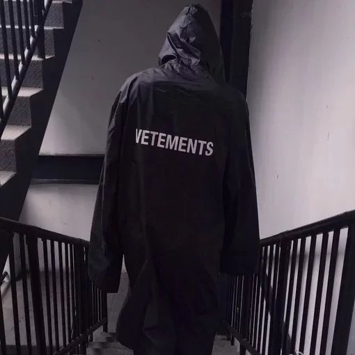 闻人群震翠